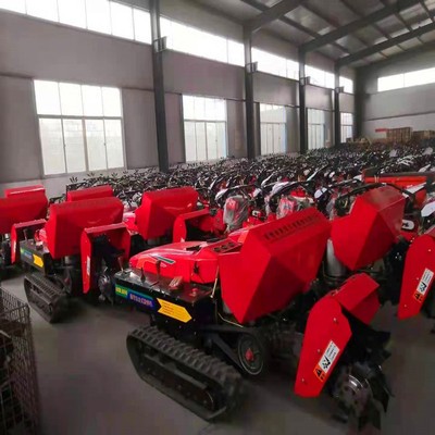 履帶拖拉機配多套農(nóng)機具帶遙控器的農(nóng)用拖拉機