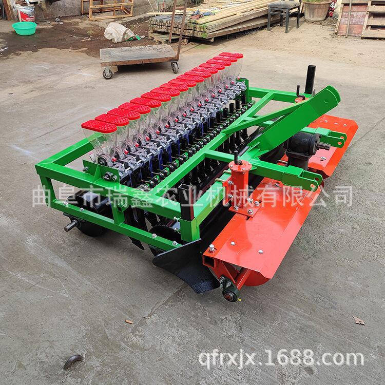 四輪帶牧草播種機