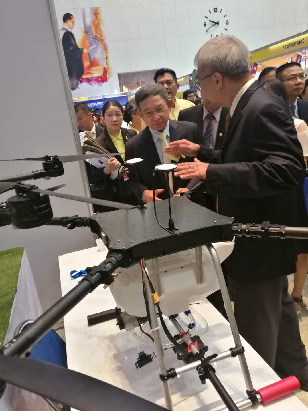 合作企業總經理（sathaporn）與泰國副總理巴威及皇室代