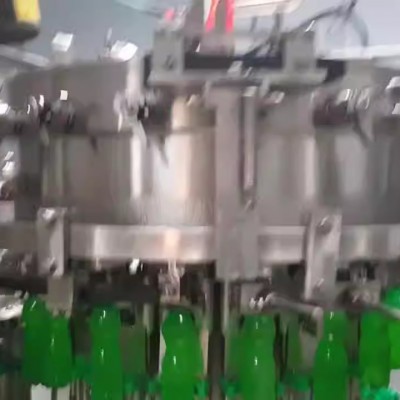 含汽碳酸飲料灌裝機(jī) 三合一灌裝機(jī)械設(shè)備 可灌水、碳酸飲料等