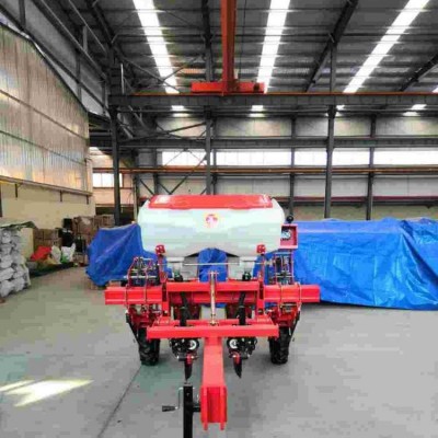 玉米免耕機使用機械代替原來的人工播種，施肥，耕地等步驟，一步完成。