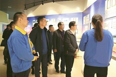 貴州省黔東南州委常委、榕江縣縣委書記賀代宏一行到公司參觀學(xué)習(xí)考察