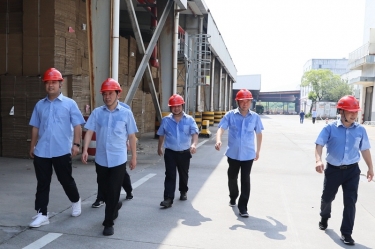 送清涼、致敬意！公司董事長朱在龍帶隊(duì)慰問一線勞動者