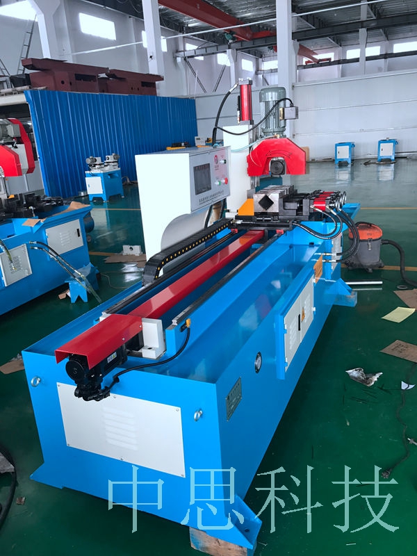 425CNC全自動切管機(jī)可根據(jù)客戶實際需要定制送料的長度